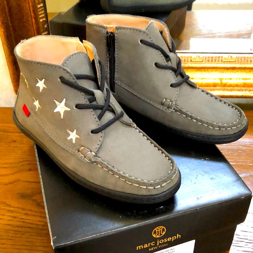 New unisex Marc Joseph nubuck leather boots with embroidered stars. Sz 12. Grey.
